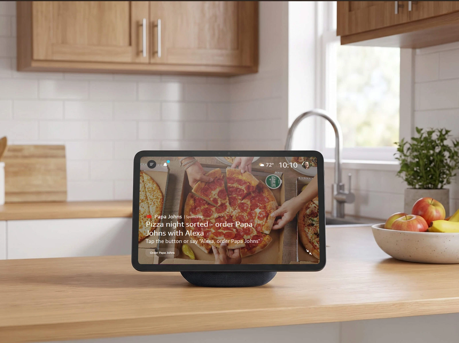 Echo Showに表示されたPapa Johnsのピザ広告。Amazon Adsが示した会話から注文へ進む広告の例。