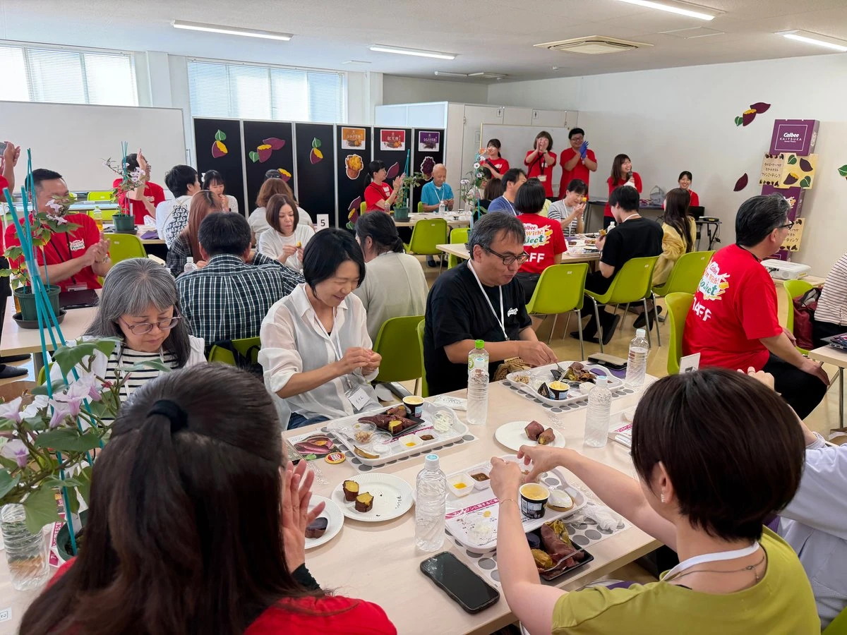 カルビーかいつかスイートポテトで開かれたファンミーティングの様子。
