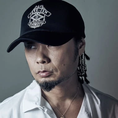 黒い帽子と白いシャツを着用したDiggy-MO’の、ロッテ公式結果発表に掲載された写真。