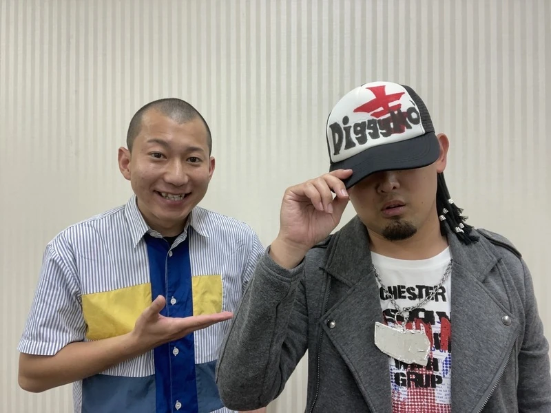 ぬまんづのうえたけ(左)と、Diggy-MO’吉の帽子や髪形で写る原カテキン(右)。2022年の写真。